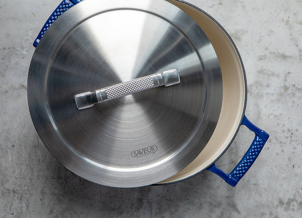 Saveur wählt die Voyage-Serie – Schmortopf aus Gusseisen – 25 cm – mit doppelwandigem, leichtem Deckel – klassisches Blau – geeignet für Induktion – PFAS-frei – lebenslange Garantie